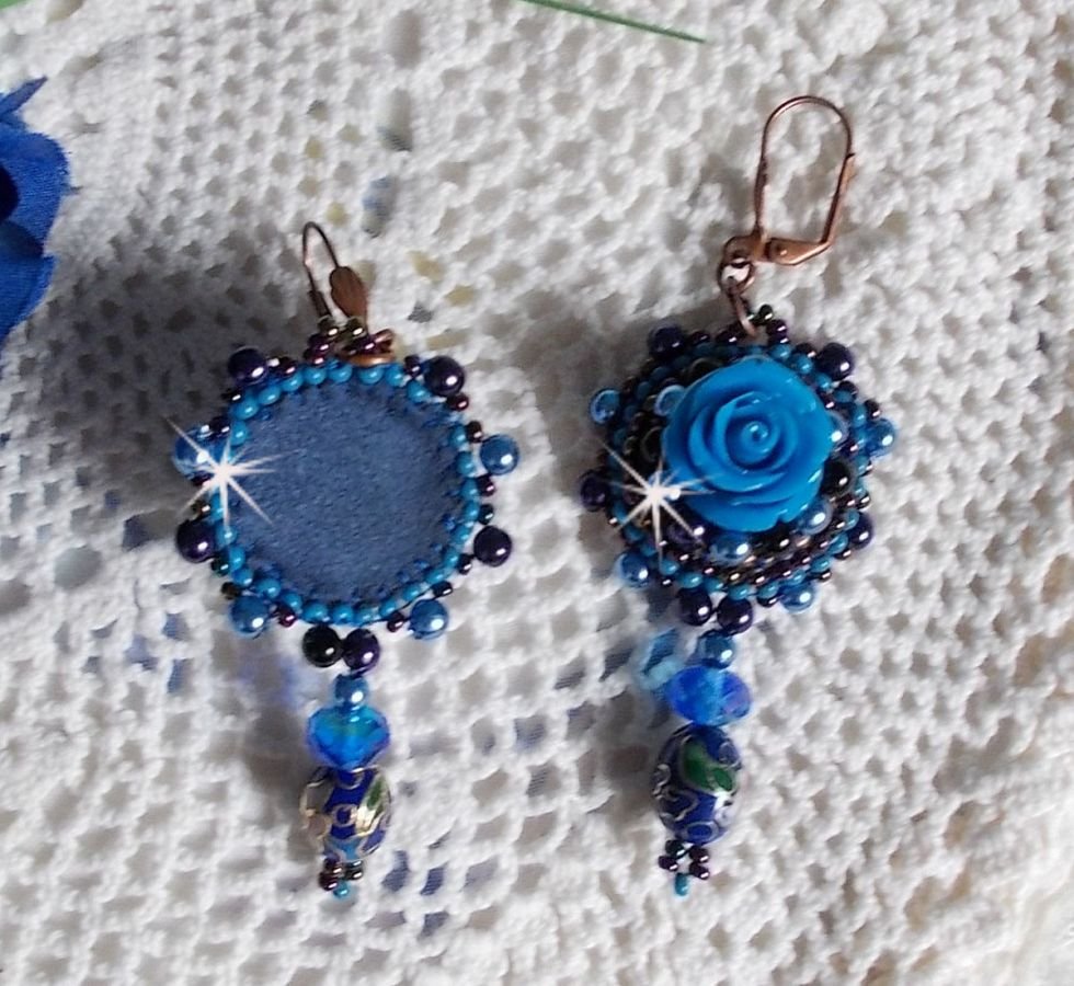 BO Royal Blue Roses bordadas com rosas de resina, contas de pérolas, pingentes de porcelana cloisonne, facetas e rocailles