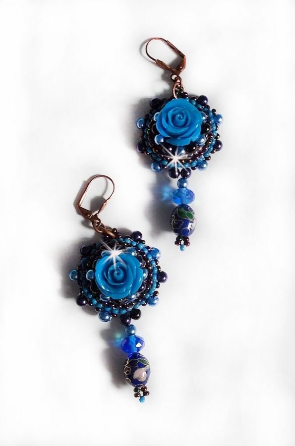 BO Royal Blue Roses bordadas com rosas de resina, contas de pérolas, pingentes de porcelana cloisonne, facetas e rocailles