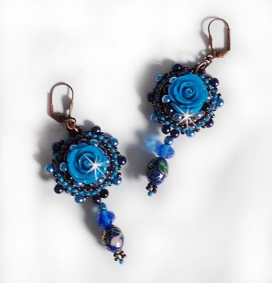 BO Royal Blue Roses bordadas com rosas de resina, contas de pérolas, pingentes de porcelana cloisonne, facetas e rocailles