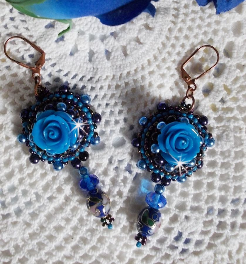BO Royal Blue Roses bordadas com rosas de resina, contas de pérolas, pingentes de porcelana cloisonne, facetas e rocailles