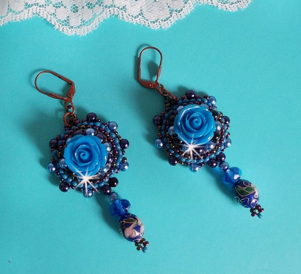 BO Royal Blue Roses bordadas com rosas de resina, contas de pérolas, pingentes de porcelana cloisonne, facetas e rocailles