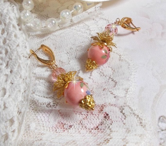 BO Rosy mont&eacute;es avec perles en c&eacute;ramique, verre, Cristal de Swarovski et dormeuses en laiton