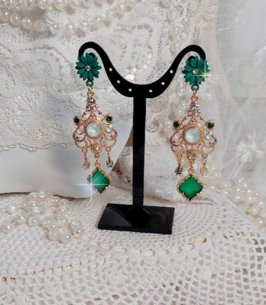 BO Royal Marguerite mont&eacute;es avec des cabochons &agrave; laquelle s&rsquo;ajoute des strass sur les pendentifs Dor&eacute;s. Les pendants sont en r&eacute;sine &eacute;poxy avec clous d&rsquo;oreilles &eacute;maill&eacute;s