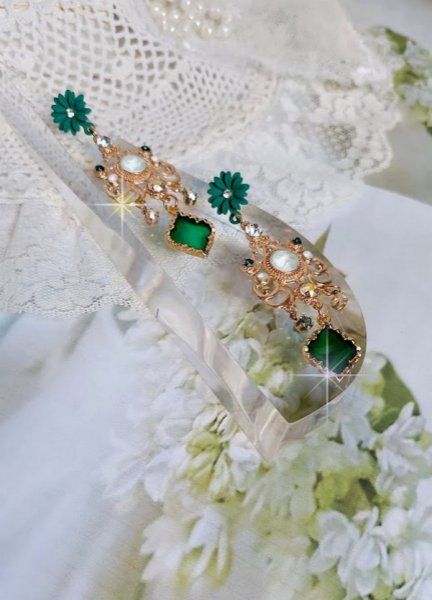 BO Royal Marguerite mont&eacute;es avec des cabochons &agrave; laquelle s&rsquo;ajoute des strass sur les pendentifs Dor&eacute;s. Les pendants sont en r&eacute;sine &eacute;poxy avec clous d&rsquo;oreilles &eacute;maill&eacute;s