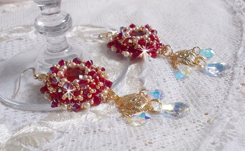 BO Rubis bordados com cristais Sawarovski, contas de pérolas, carimbos em filigrana e ganchos auriculares de 14 quilates