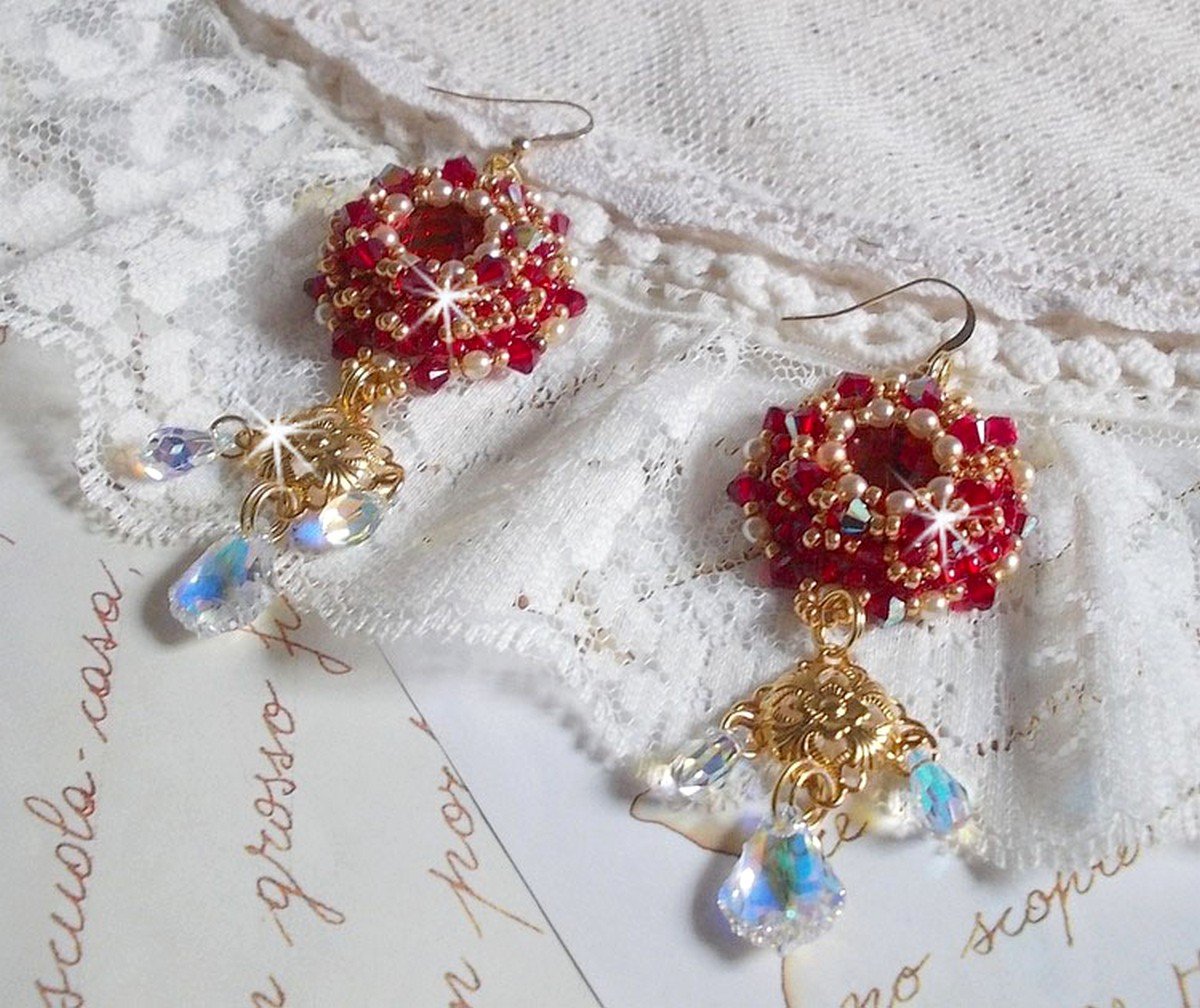 BO Rubis bordados com cristais Sawarovski, contas de pérolas, carimbos em filigrana e ganchos auriculares de 14 quilates