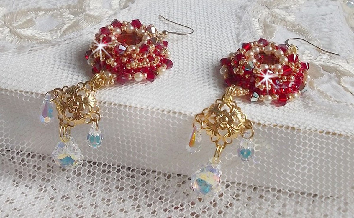 BO Rubis bordados com cristais Sawarovski, contas de pérolas, carimbos em filigrana e ganchos auriculares de 14 quilates
