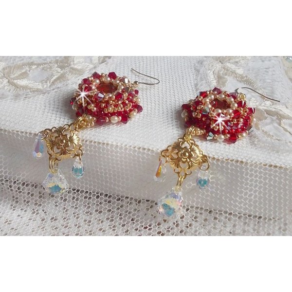 BO Rubis bordados com cristais Sawarovski, contas de pérolas, carimbos em filigrana e ganchos auriculares de 14 quilates