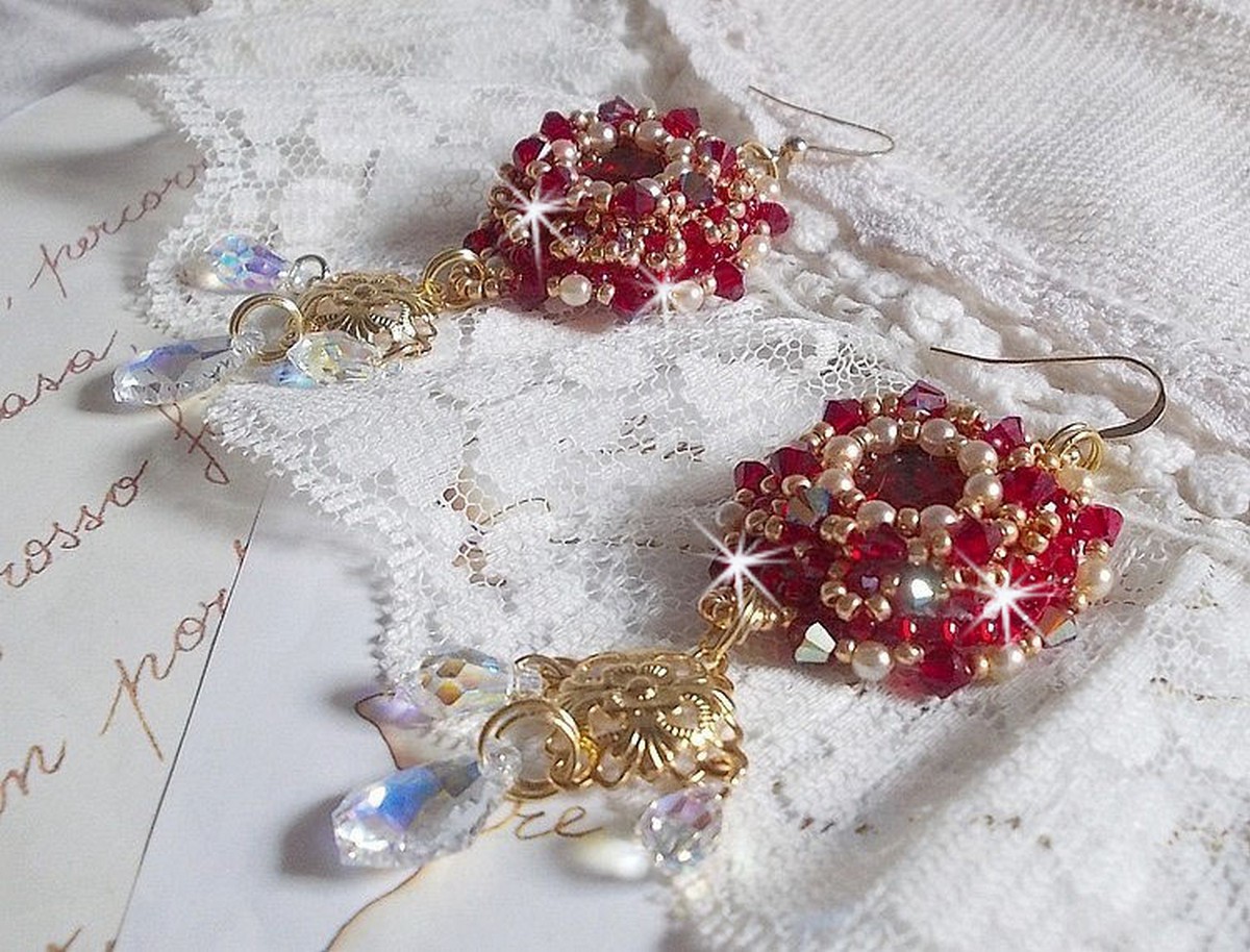 BO Rubis bordados com cristais Sawarovski, contas de pérolas, carimbos em filigrana e ganchos auriculares de 14 quilates