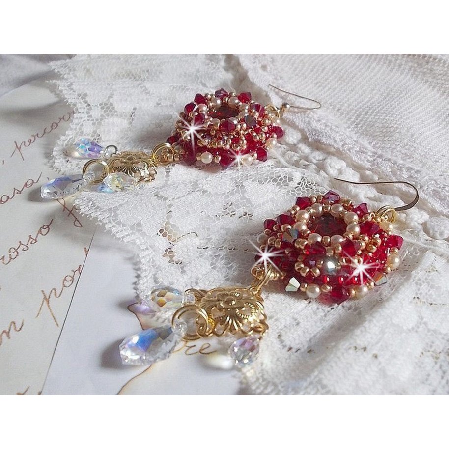 BO Rubis bordados com cristais Sawarovski, contas de pérolas, carimbos em filigrana e ganchos auriculares de 14 quilates