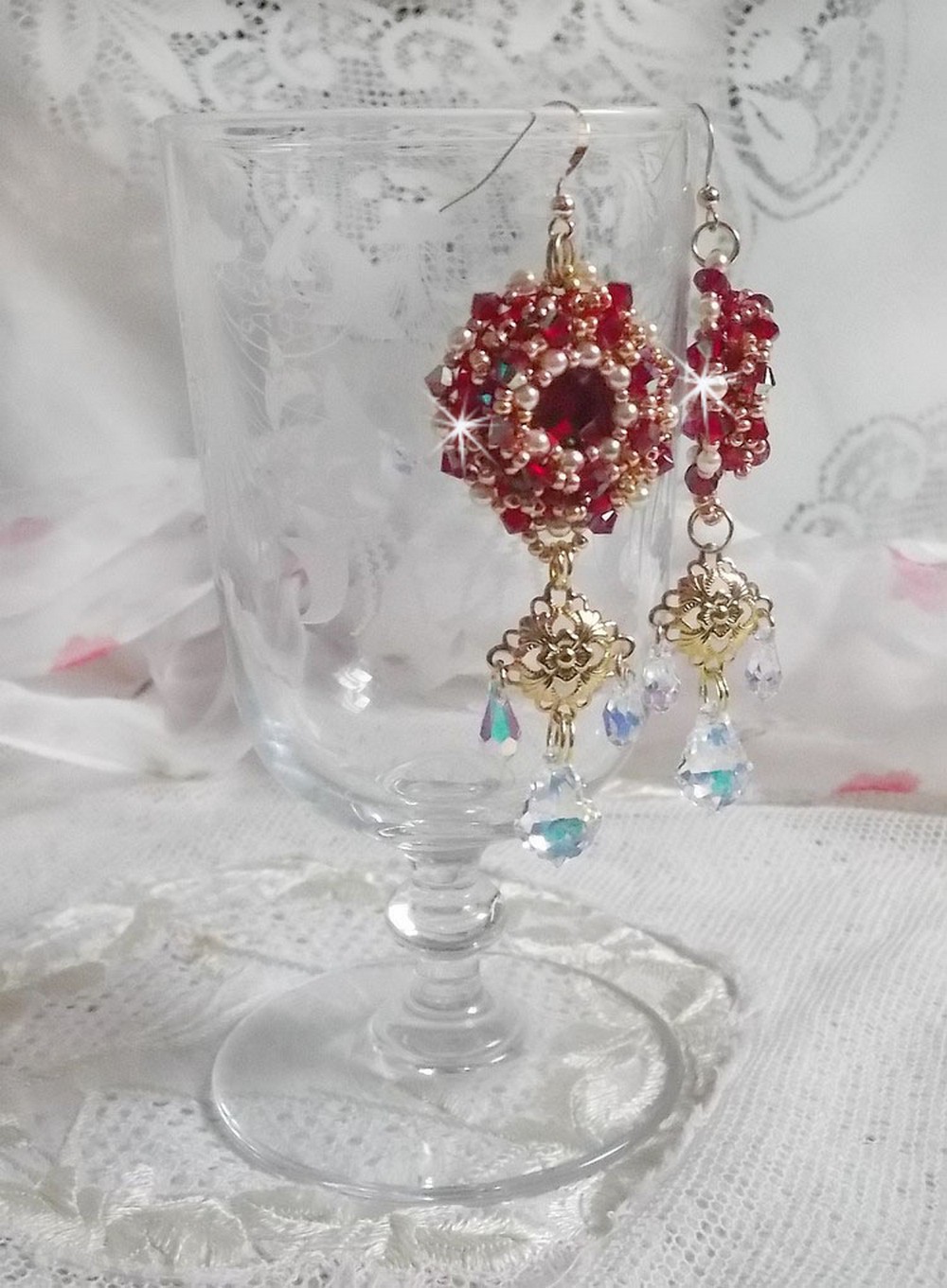 BO Rubis bordados com cristais Sawarovski, contas de pérolas, carimbos em filigrana e ganchos auriculares de 14 quilates