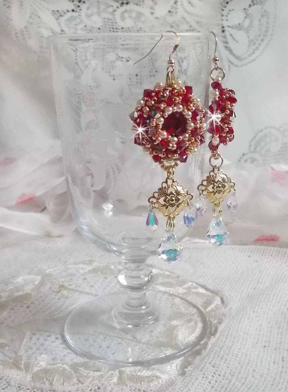 BO Rubis bordados com cristais Sawarovski, contas de pérolas, carimbos em filigrana e ganchos auriculares de 14 quilates