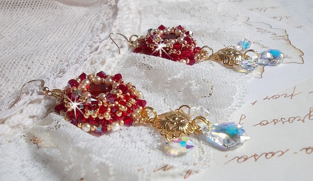 BO Rubis bordados com cristais Sawarovski, contas de pérolas, carimbos em filigrana e ganchos auriculares de 14 quilates