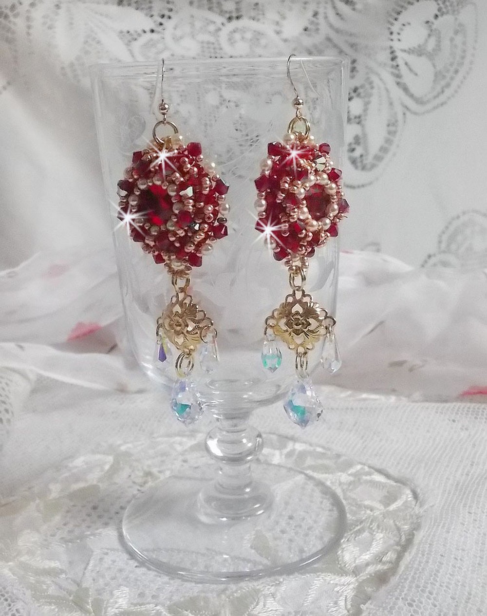 BO Rubis bordados com cristais Sawarovski, contas de pérolas, carimbos em filigrana e ganchos auriculares de 14 quilates