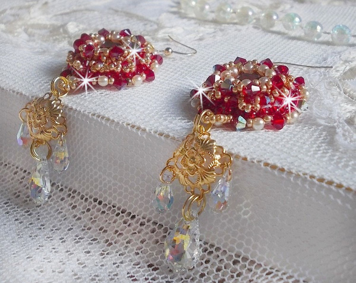 BO Rubis bordados com cristais Sawarovski, contas de pérolas, carimbos em filigrana e ganchos auriculares de 14 quilates
