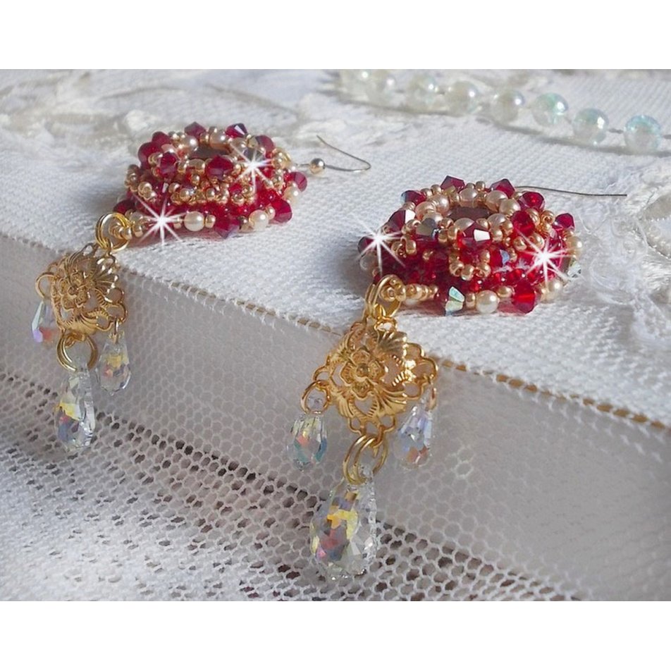 BO Rubis bordados com cristais Sawarovski, contas de pérolas, carimbos em filigrana e ganchos auriculares de 14 quilates