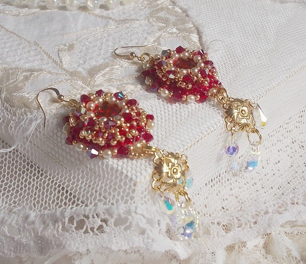 BO Rubis bordados com cristais Sawarovski, contas de pérolas, carimbos em filigrana e ganchos auriculares de 14 quilates