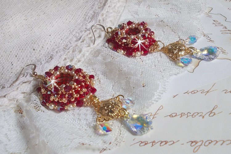 BO Rubis bordados com cristais Sawarovski, contas de pérolas, carimbos em filigrana e ganchos auriculares de 14 quilates