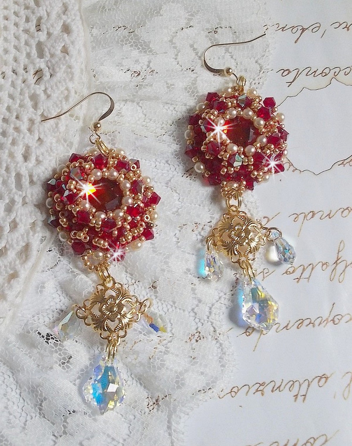 BO Rubis bordados com cristais Sawarovski, contas de pérolas, carimbos em filigrana e ganchos auriculares de 14 quilates