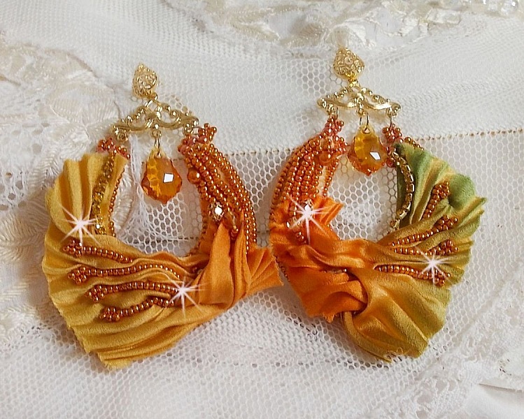 BO Rumba bordada com cristais Swarovski, facetas, p&eacute;rolas e espa&ccedil;adores numa fita de seda (Shibori)