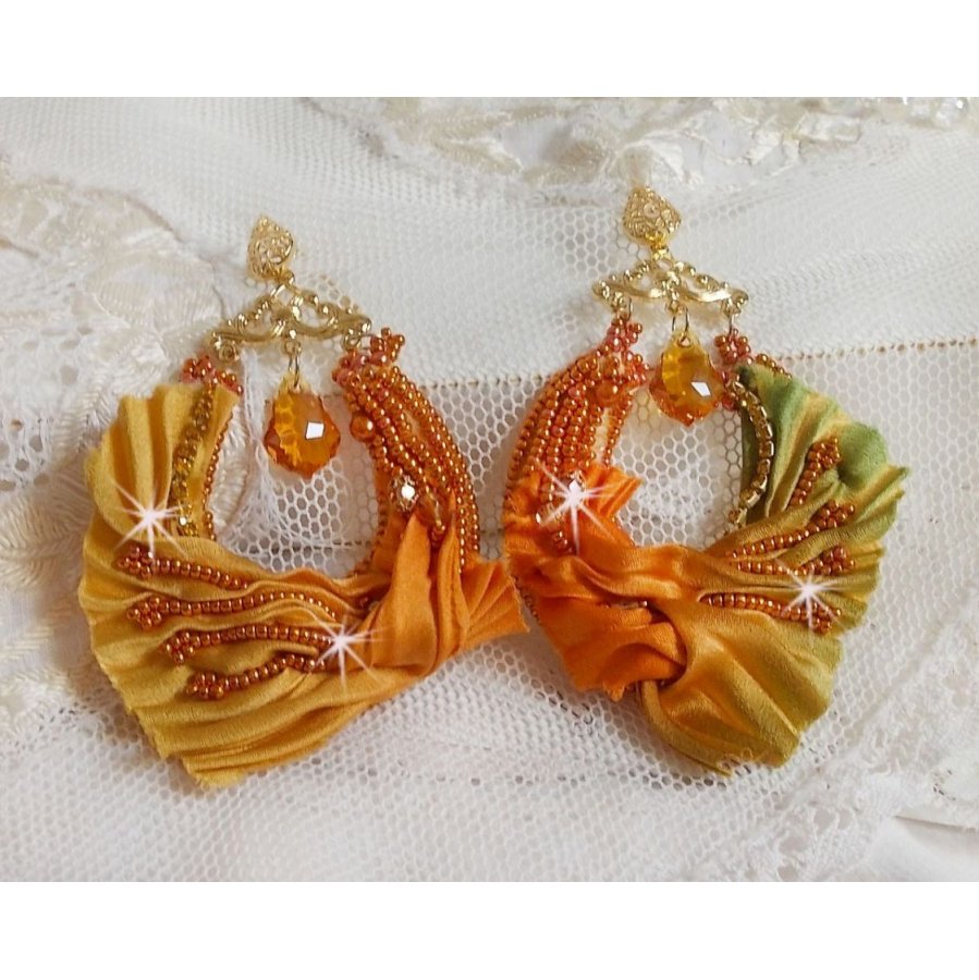 BO Rumba bordada com cristais Swarovski, facetas, pérolas e espaçadores numa fita de seda (Shibori)