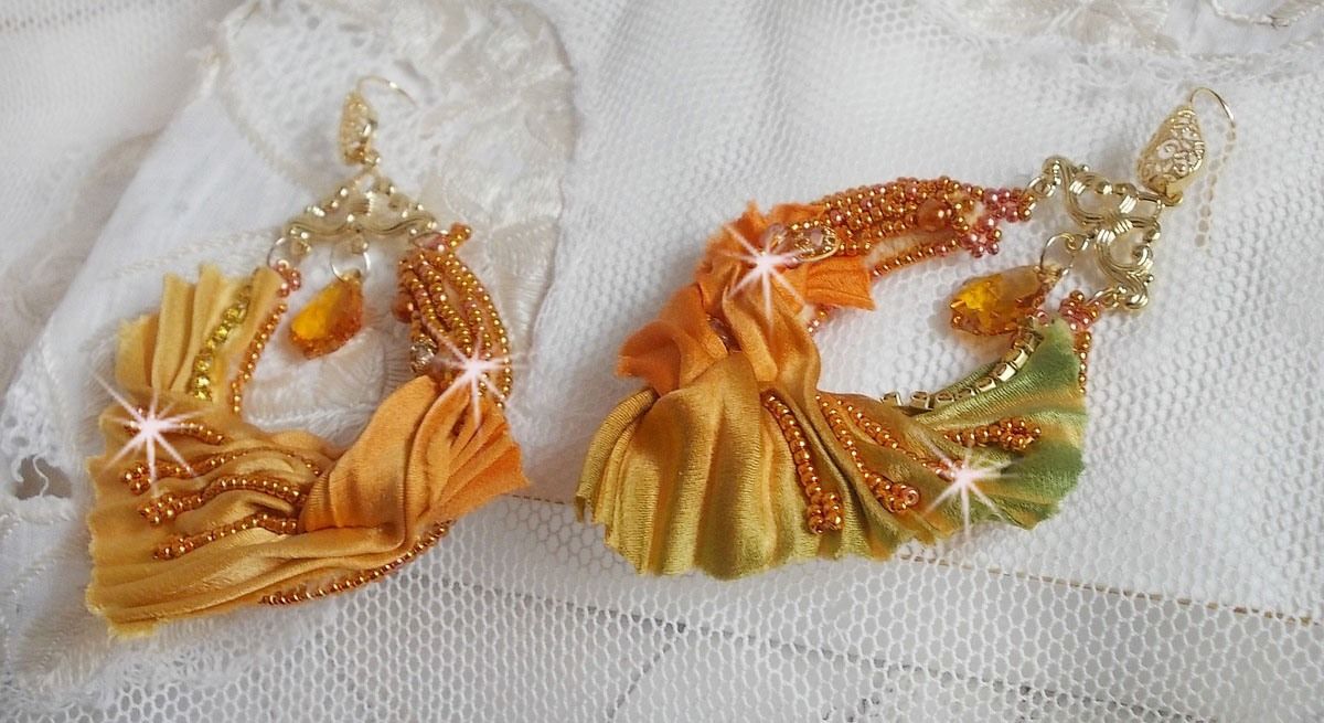 BO Rumba bordada com cristais Swarovski, facetas, pérolas e espaçadores numa fita de seda (Shibori)