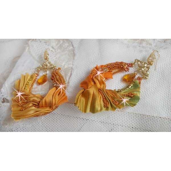 BO Rumba bordada com cristais Swarovski, facetas, pérolas e espaçadores numa fita de seda (Shibori)
