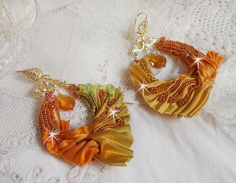 BO Rumba bordada com cristais Swarovski, facetas, p&eacute;rolas e espa&ccedil;adores numa fita de seda (Shibori)