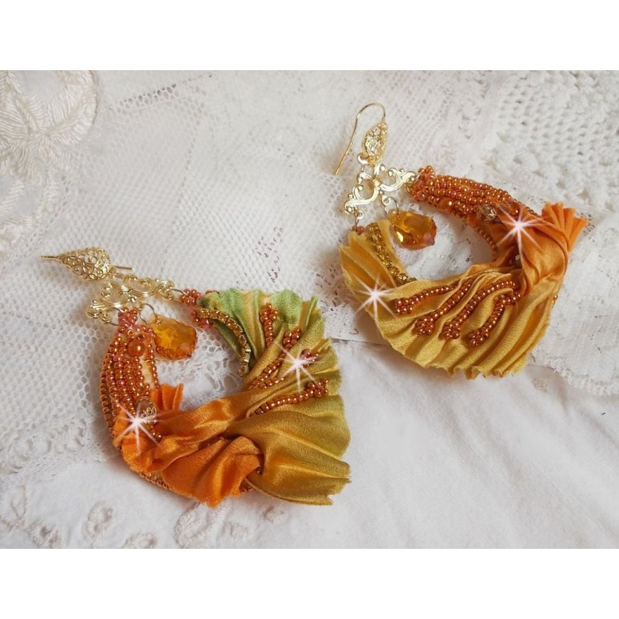 BO Rumba bordada com cristais Swarovski, facetas, pérolas e espaçadores numa fita de seda (Shibori)