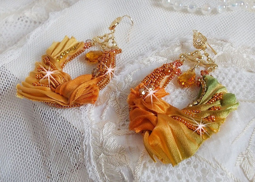 BO Rumba bordada com cristais Swarovski, facetas, p&eacute;rolas e espa&ccedil;adores numa fita de seda (Shibori)