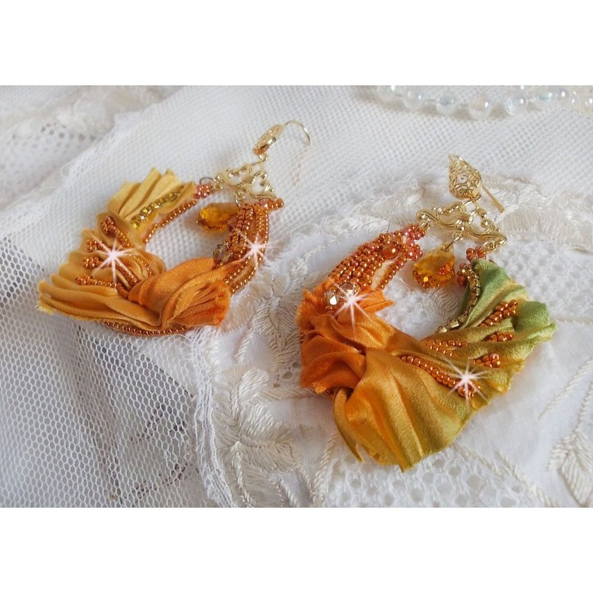 BO Rumba bordada com cristais Swarovski, facetas, pérolas e espaçadores numa fita de seda (Shibori)