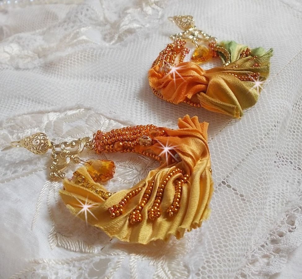 BO Rumba bordada com cristais Swarovski, facetas, pérolas e espaçadores numa fita de seda (Shibori)