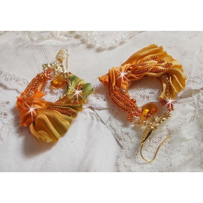 BO Rumba bordada com cristais Swarovski, facetas, pérolas e espaçadores numa fita de seda (Shibori)