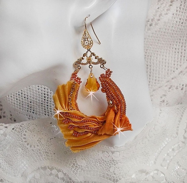 BO Rumba bordada com cristais Swarovski, facetas, p&eacute;rolas e espa&ccedil;adores numa fita de seda (Shibori)