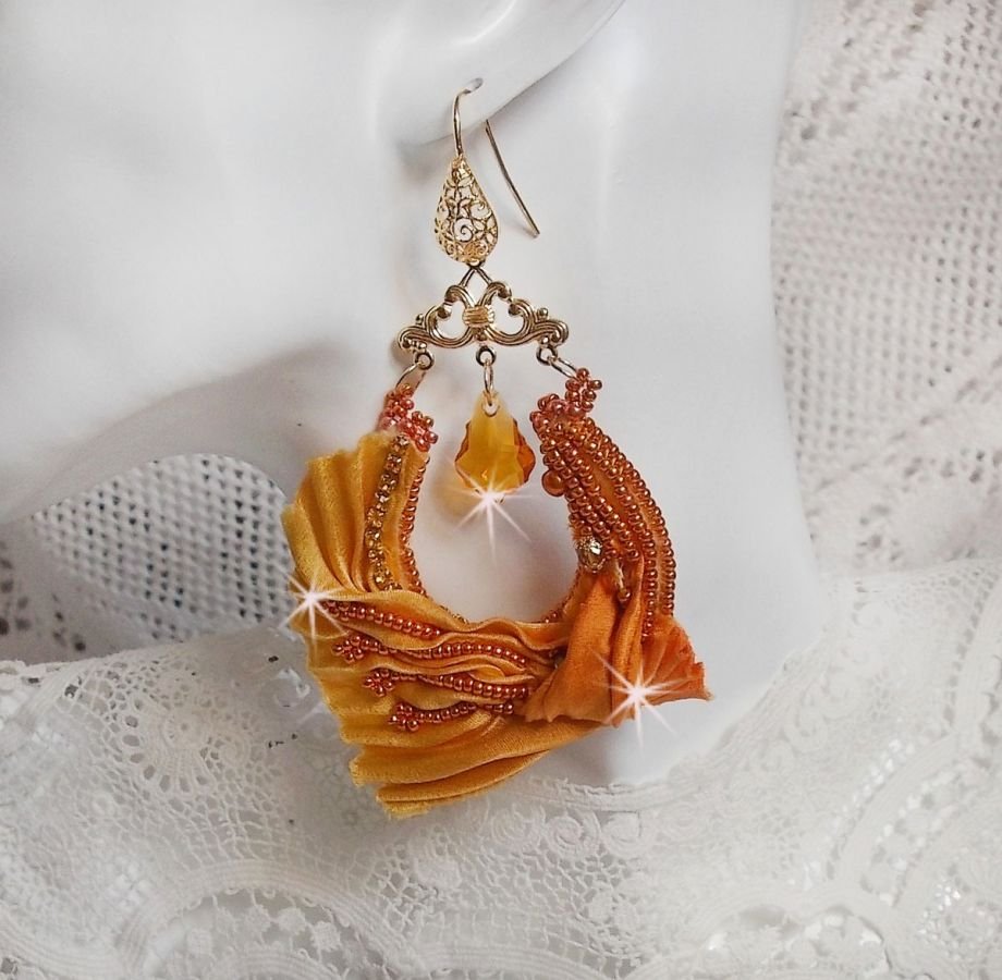 BO Rumba bordada com cristais Swarovski, facetas, pérolas e espaçadores numa fita de seda (Shibori)