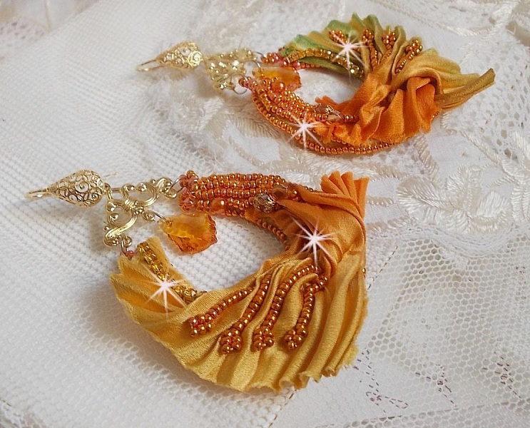 BO Rumba bordada com cristais Swarovski, facetas, p&eacute;rolas e espa&ccedil;adores numa fita de seda (Shibori)