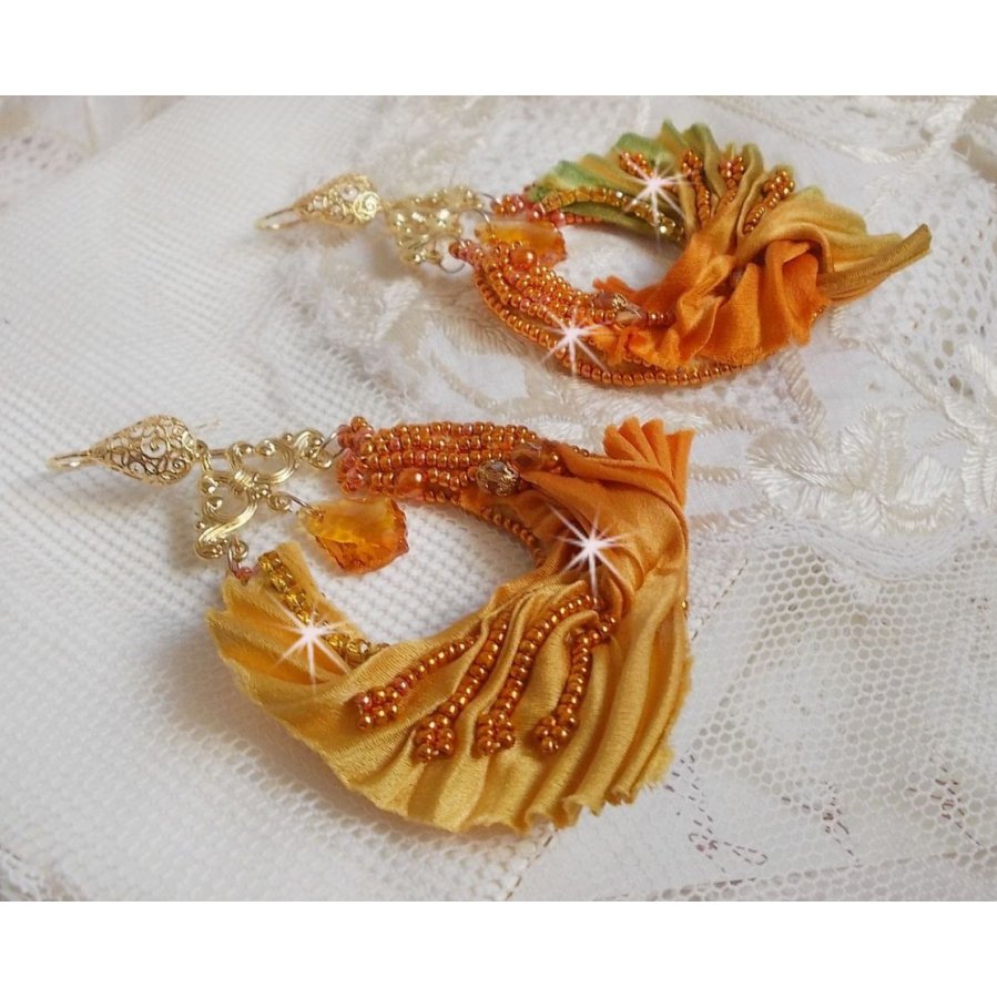 BO Rumba bordada com cristais Swarovski, facetas, pérolas e espaçadores numa fita de seda (Shibori)