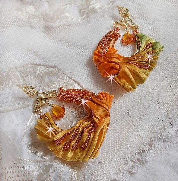 BO Rumba bordada com cristais Swarovski, facetas, p&eacute;rolas e espa&ccedil;adores numa fita de seda (Shibori)