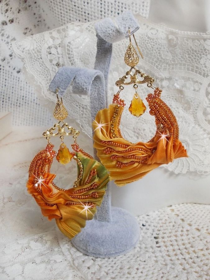 BO Rumba bordada com cristais Swarovski, facetas, pérolas e espaçadores numa fita de seda (Shibori)