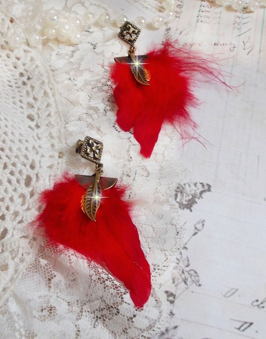 BO Sagesse Amérindienne avec des plumes rouge vif, breloques, plumes et clous d'oreilles en métal Bronze