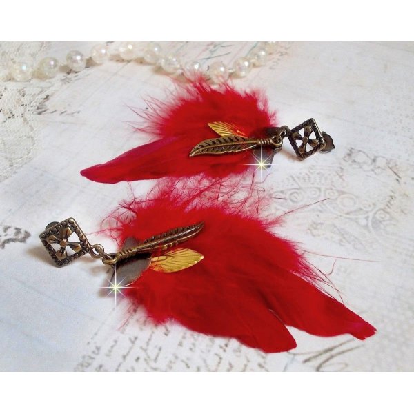 BO Sagesse Am&eacute;rindienne avec des plumes rouge vif, breloques, plumes et clous d'oreilles en m&eacute;tal Bronze