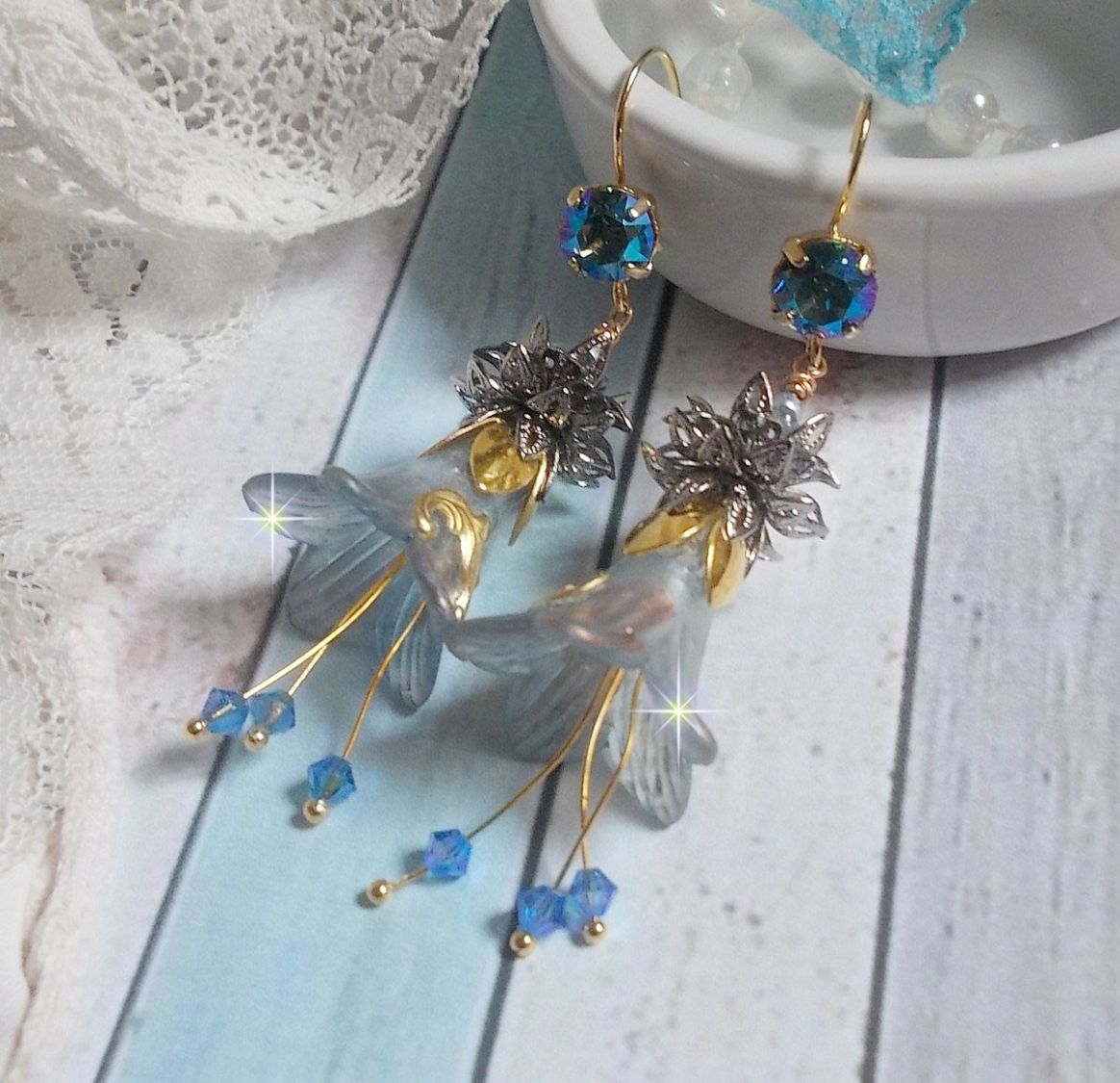 BO Sensations Ouro e Azul criado com flores de trompete pintadas à mão, cristais, flores de vidro e acessórios banhados a ouro