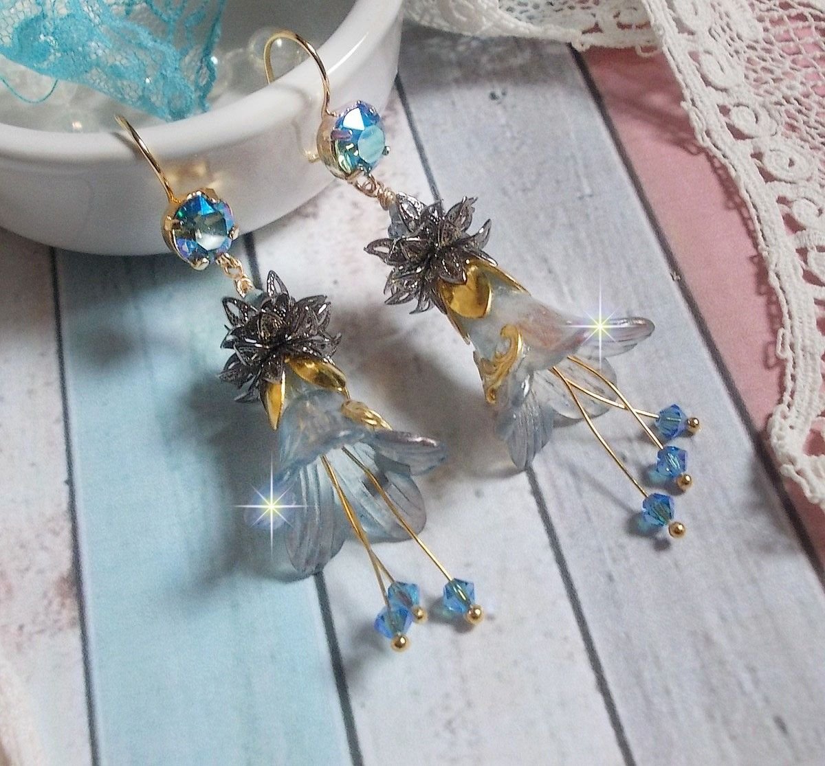 BO Sensations Ouro e Azul criado com flores de trompete pintadas à mão, cristais, flores de vidro e acessórios banhados a ouro