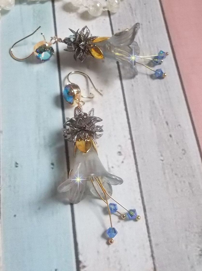 BO Sensations Ouro e Azul criado com flores de trompete pintadas à mão, cristais, flores de vidro e acessórios banhados a ouro