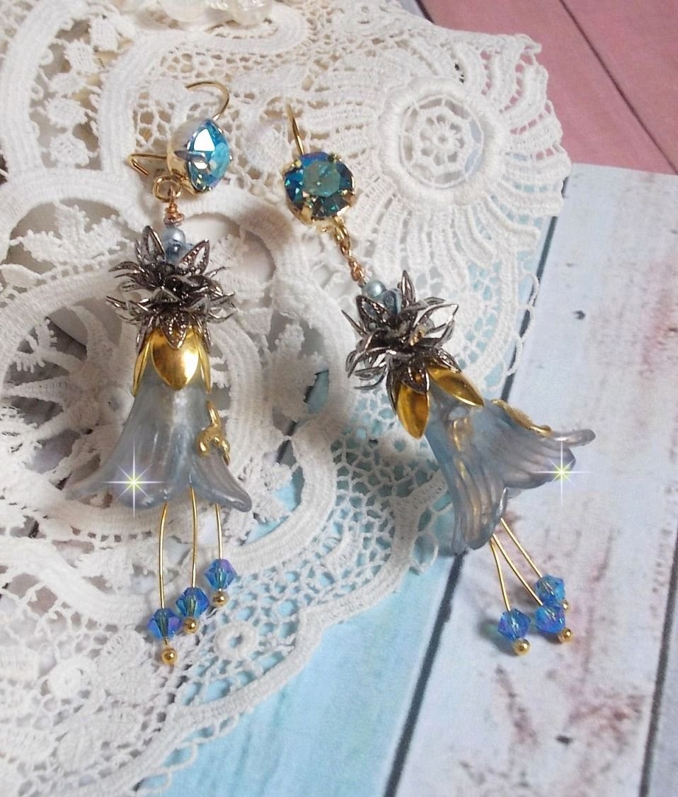 BO Sensations Ouro e Azul criado com flores de trompete pintadas à mão, cristais, flores de vidro e acessórios banhados a ouro