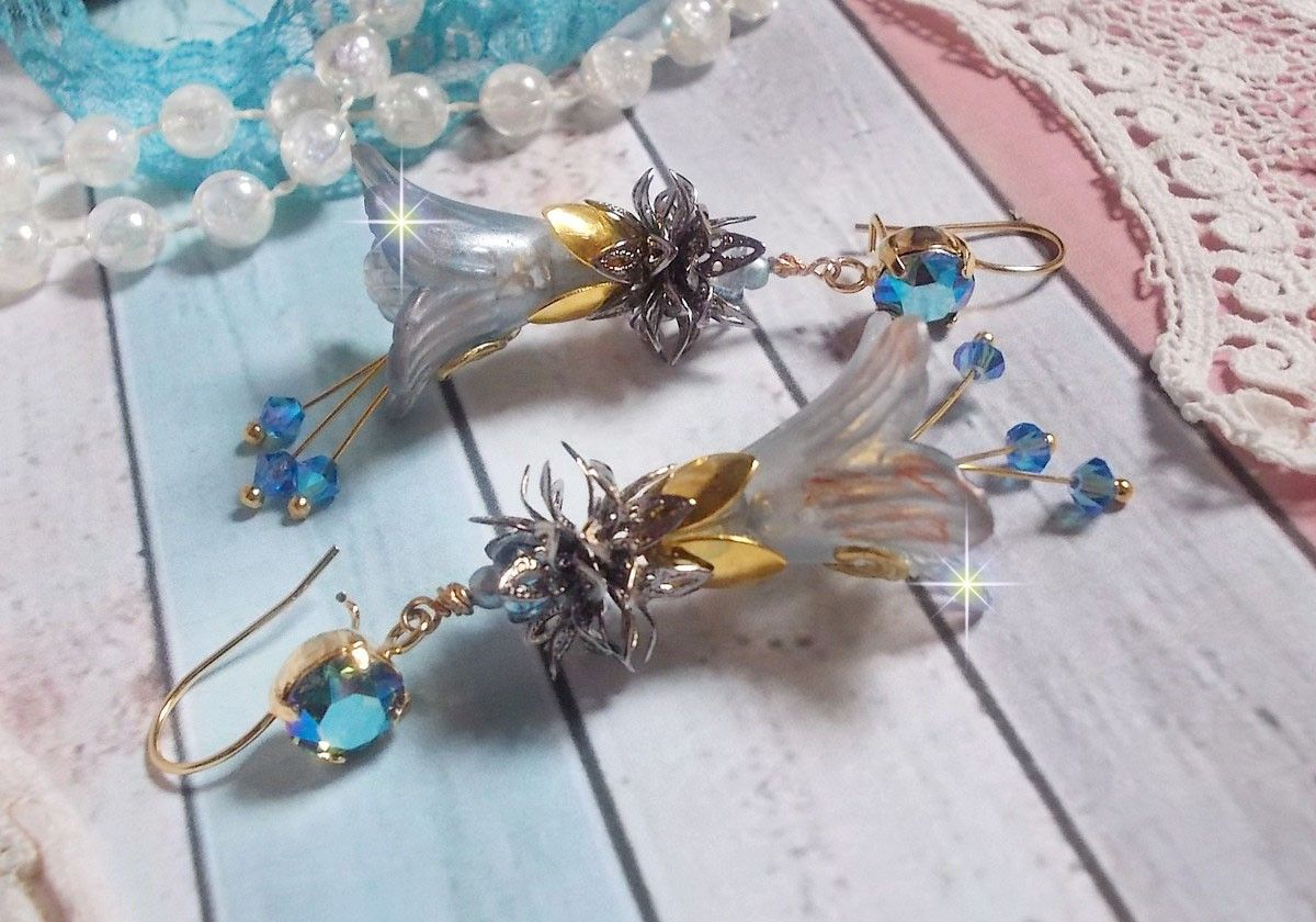 BO Sensations Ouro e Azul criado com flores de trompete pintadas à mão, cristais, flores de vidro e acessórios banhados a ouro