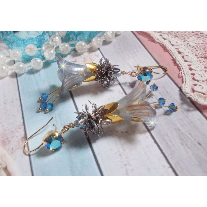 BO Sensations Ouro e Azul criado com flores de trompete pintadas à mão, cristais, flores de vidro e acessórios banhados a ouro
