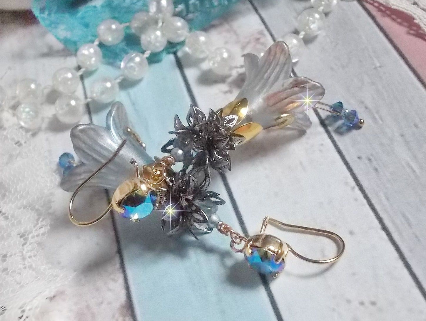 BO Sensations Ouro e Azul criado com flores de trompete pintadas à mão, cristais, flores de vidro e acessórios banhados a ouro