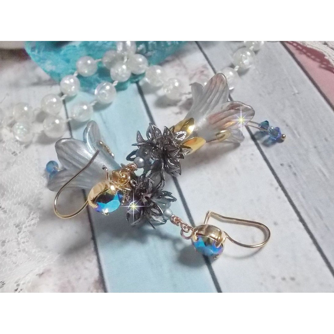 BO Sensations Ouro e Azul criado com flores de trompete pintadas à mão, cristais, flores de vidro e acessórios banhados a ouro