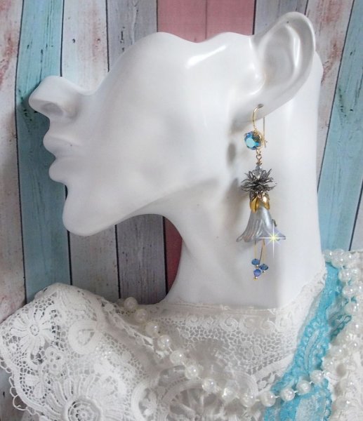 BO Sensations Ouro e Azul criado com flores de trompete pintadas &agrave; m&atilde;o, cristais, flores de vidro e acess&oacute;rios banhados a ouro